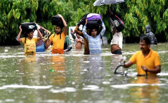 बाढ़ के कहर के बीच एक मां की पुकार- बच्चा बीमार छै, खाय के कुछ नय छै, कोय उपाय करो बाबू