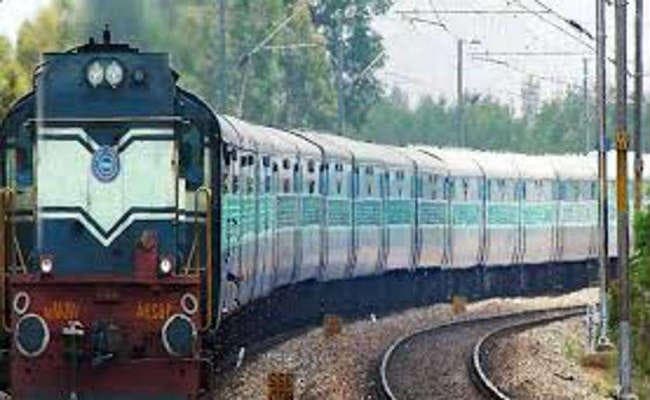 वैक्यूम कर ट्रेन से उतारी शराब, यात्रियों को पीटा