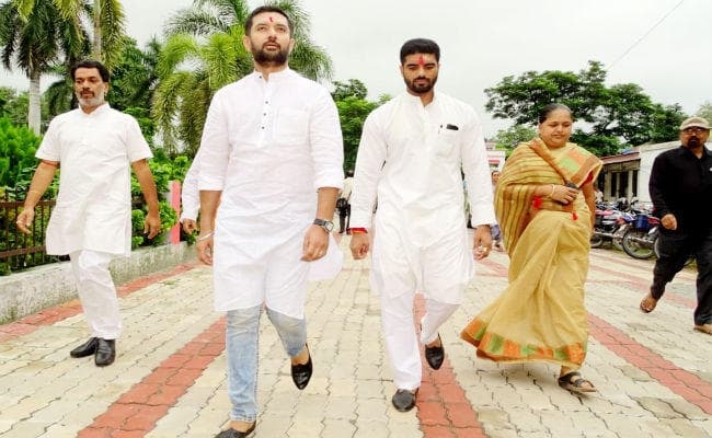 उपचुनाव : नामांकन दाखिल करने के आखिरी दिन आधा दर्जन से ज्यादा प्रत्याशियों ने भरा पर्चा, …जानें किसने कहां से भरा पर्चा?