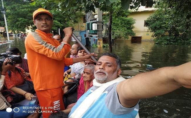 पटना : राजेंद्र नगर में ट्रेक्टर से पहुंचे पप्पू यादव ने बांटी राहत सामग्री, कहा- नहीं होनी चाहिए राजनीति