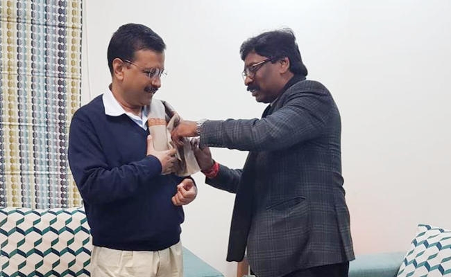 दिल्ली से लौटे मुख्यमंत्री हेमंत सोरेन, बोले : केजरीवाल सरकार की स्वास्थ��य, शिक्षा की पहल झारखंड के लिए प्रेरणा