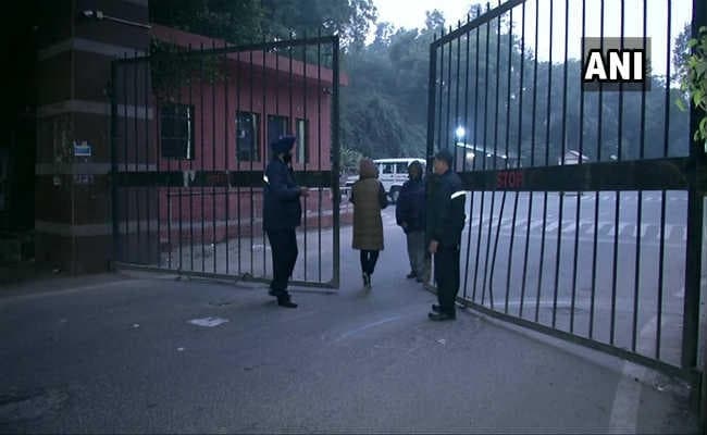 JNU हिंसा: छात्रों और शिक्षकों के साथ दिल्ली पुलिस ने की बैठक ,परिसर में तनावपूर्ण शांति