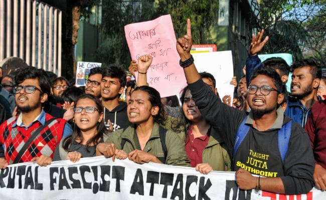 JNU Attack : कोलकाता में भाजपा-वाम समर्थक आमने-सामने, पुलिस ने किया लाठीचार्ज