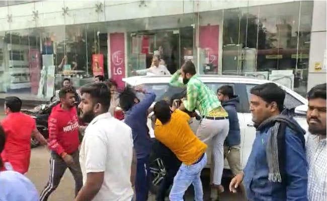 JNU हिंसाः अहमदाबाद में ABVP-NSUI कार्यकर्ताओं में हिंसक भिड़ंत, देखें वीडियो