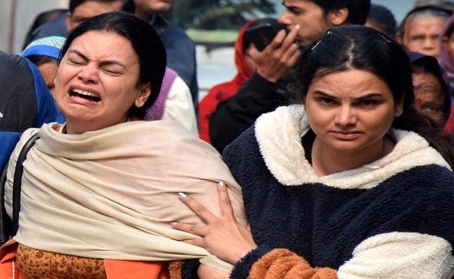 रिटायर्ड अधिकारी दंपती की हत्या में दो के मिले फिंगर प्रिंट के निशान, छोटी बेटी ने दी मुखाग्नि