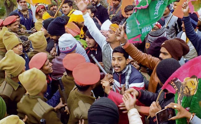 सीनेट की बैठक में घुसकर छात्रों ने किया हंगामा-तोड़फोड़, लाठीचार्ज