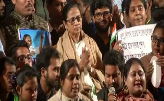 PM मोदी से मुलाकात के बाद CAA के खिलाफ तृणमूल के धरने में शामिल हुईं ममता बनर्जी