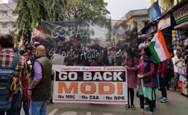 पीएम को काले झंडे दिखाने के बाद CAA एवं मोदी के बंगाल दौरे के खिलाफ कोलकाता में प्रदर्शन जारी