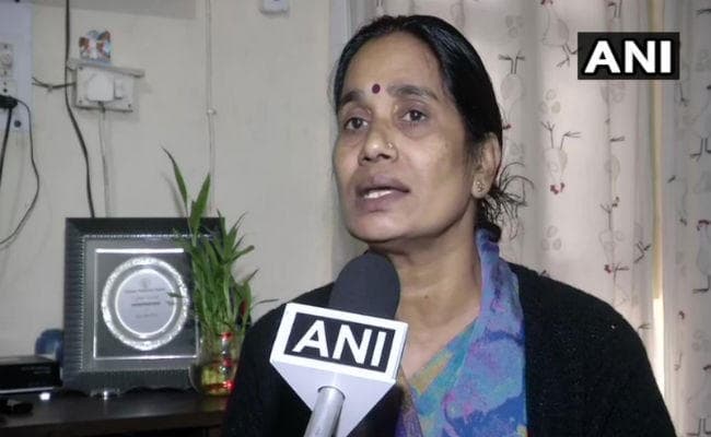 निर्भया की मां बोलीं- चारों दोषी कोई भी याचिका दायर करें, हम लड़ने को तैयार हैं