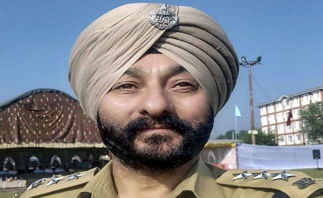 आतंकवादियों को मदद करने के आरोप के बाद डीएसपी देविंदर सिंह से छीना पुलिस पदक