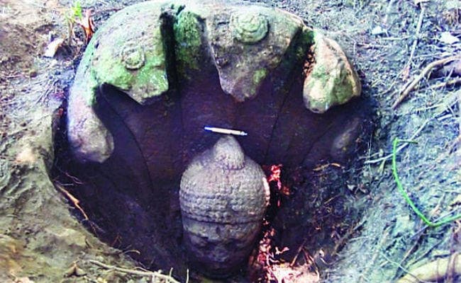 सड़क पर मिली 350 साल पुरानी मूर्ति