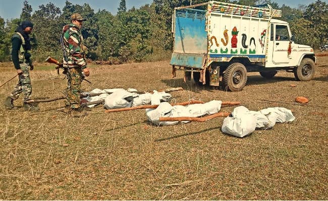 पश्चिमी सिंहभूम में सामूहिक नरसंहार : धड़ से अलग थे सिर, एक घंटे लगे मिलाने में