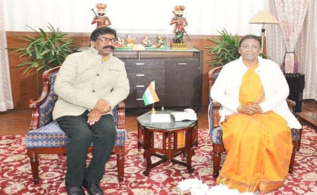 सीएम हेमंत सोरेन ने राज्यपाल को चाईबासा पत्थलगड़ी मामले की जानकारी दी