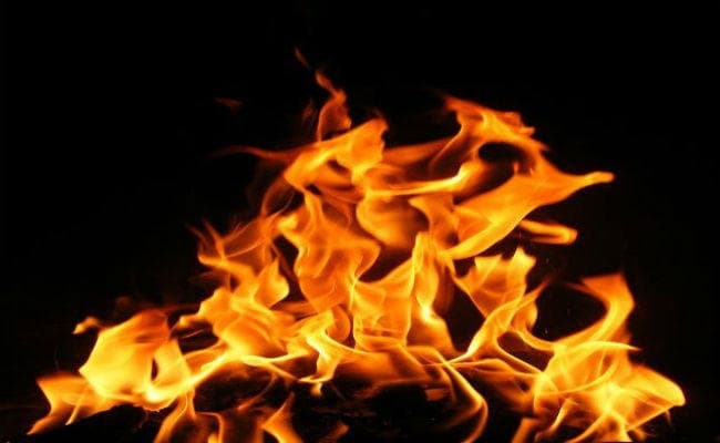 दीपक की लौ से बच्ची की साड़ी में लगी आग, झुलसने से मौत