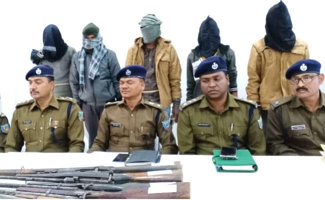 पलामू : टीपीसी का सब जोनल कमांडर निशांत सहित तीन नक्सली गिरफ्तार