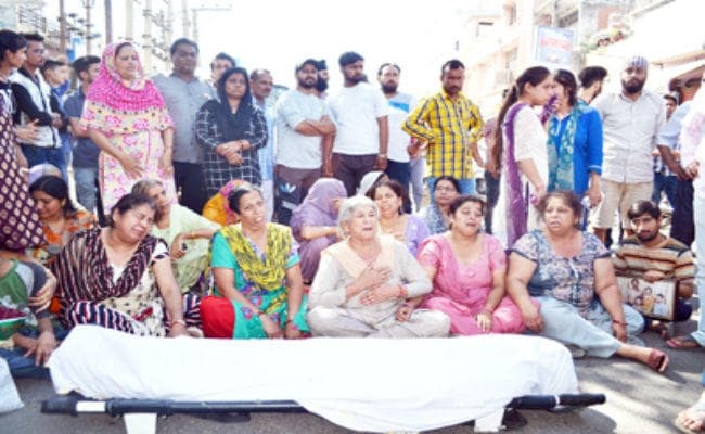सदानंद के शव के साथ मेडिकेयर इमेजेस के समक्ष परिजनों ने किया प्रदर्शन