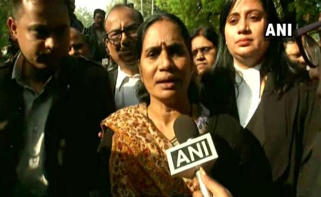 निर्भया की मां ने दिल्ली हाईकोर्ट के फैसले पर संतोष जताया, कहा-सात दिन बाद दोषी फांसी पर लटकाये जायेंगे