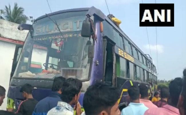 बिजली के तार की चपेट में आने से बस में लगी आग, 9 की मौत, 22 घायल