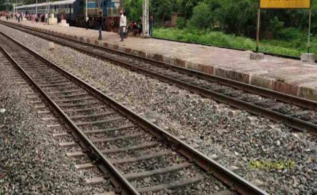 डीसी रेल लाइन से 150 फीट पर धंसी जमीन, 10 फीट नीचे समाया घर
