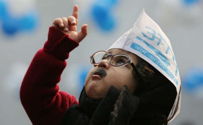 Delhi assembly election results 2020: राज तिलक की करो तैयारी…आ रहे हैं मफलरधारी…