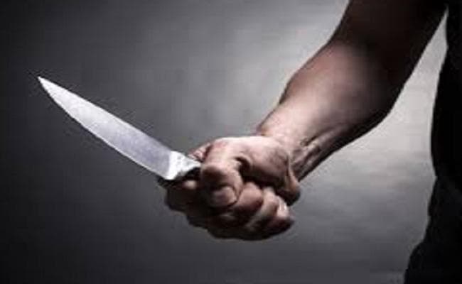 चास में स्कूल गेट पर छात्र को मारा चाकू