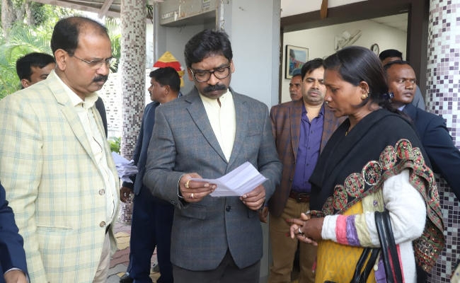 फरियादियों से मिले हेमंत सोरेन, दिये जरूरी दिशा-निर्देश