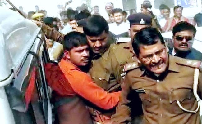 लखीसराय में कन्हैया कुमार पर युवक ने फेंका चप्पल, समर्थकों ने आरोपित युवक को जमकर धुना लखीसराय में कन्हैया कुमार पर युवक ने फेंका चप्पल, समर्थकों ने आरोपित युवक को जमकर धुना