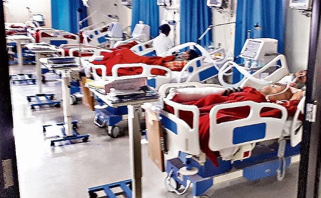 दवा कंपनियों को लाभ पहुंचाने के लिए आयुष्मान भारत के मरीजों से भी बाहर से मंगाते हैं महंगी दवा