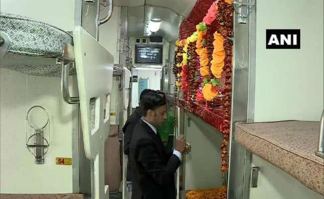 इंदौर से स्वास्तिक बनाकर महाकाल एक्सप्रेस को किया गया वाराणसी रवाना