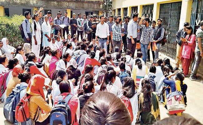 झारखंड ऐसे पढ़ेगा तो कैसे बढ़ेगा : प्राथमिक से लेकर उच्च शिक्षा तक की हालत खस्ता, विद्यार्थियों के भविष्य के साथ हो रहा खिलवाड़