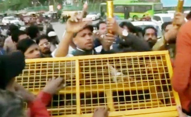 शाहीन बाग: वार्ताकार का सुप्रीम कोर्ट में हलफनामा- धरना शांतिपूर्ण मगर पुलिस ने बंद किए हैं रास्ते