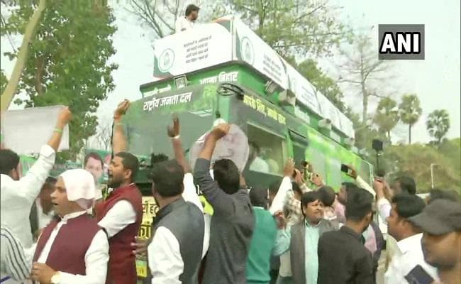 Berozgari Hatao Yatra : बोले तेजस्वी, RJD की सरकारी बनी तो नौकरियों में मूल निवास की अनिवार्यता का बनायेंगे कानून
