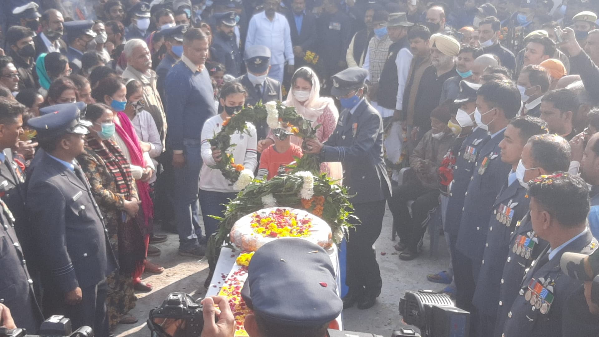Agra News: पंचतत्व में विलीन शहीद पृथ्वी सिंह चौहान, ताजनगरी के लोगों ने नम आंखों से कहा ‘अलविदा शेर’