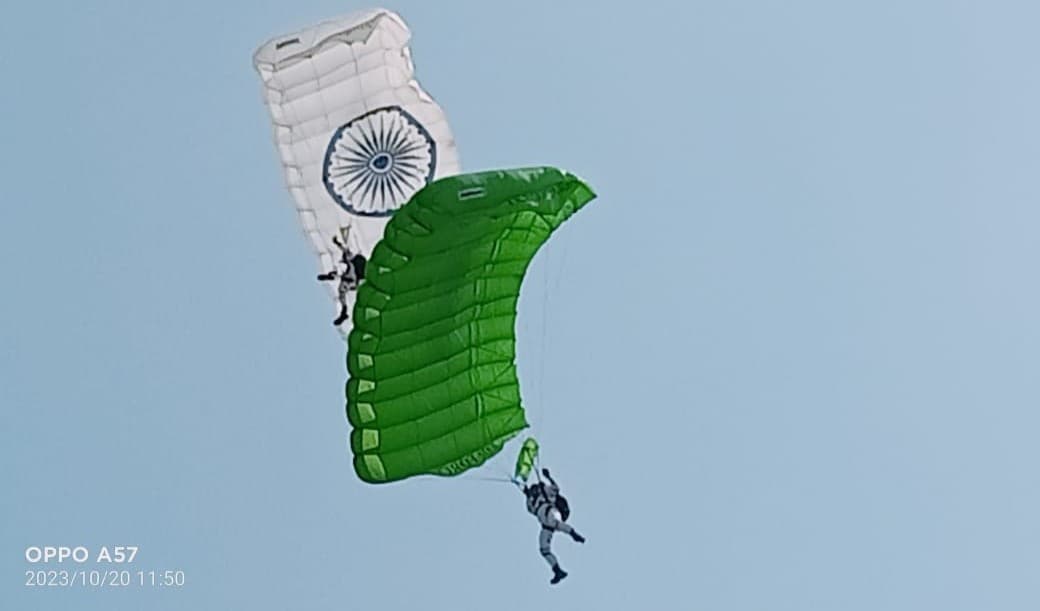 आसमान से उतरते इन्हें देख आश्चर्यचकित हुए लोग, फिर सेल्फी लेने के लिए उमड़ पड़ी भीड़