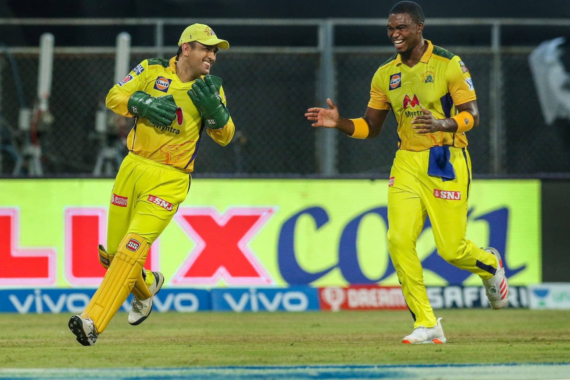 IPL स्थगित होने के बाद भी रांची नहीं लौटे धौनी, अपने फैसले से फिर जीता सबका दिल