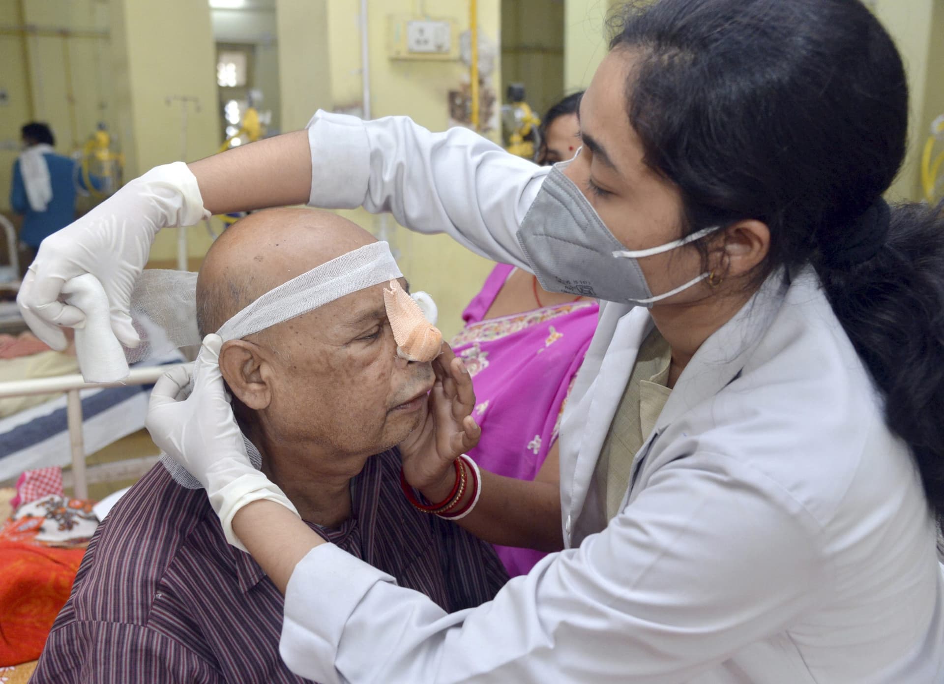 Coronavirus in India News Updates : गुजरात में पिछले 24 घंटे में 29 मौतें, मुंबई में पिछले 24 घंटे में 1,048 नए मामले