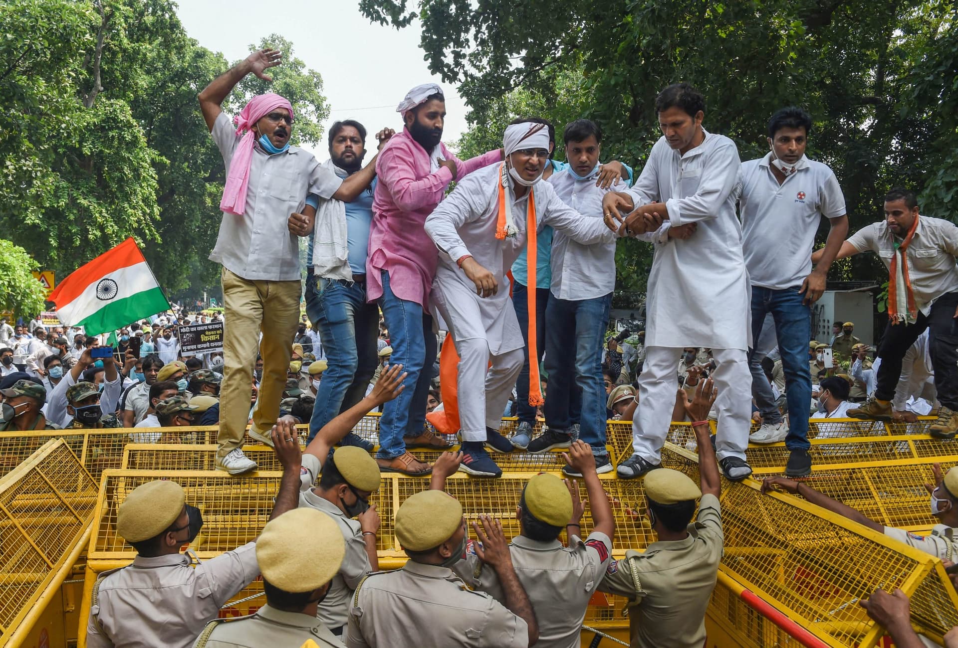 कृषि बिल के विरोध में किसानों के प्रदर्शन को कांग्रेस का सपोर्ट, दिल्ली में सुरक्षा चाक-चौबंद