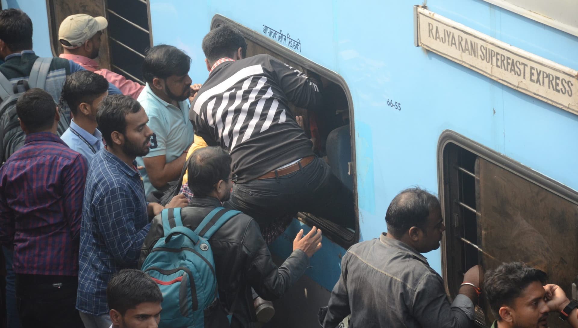 Train News: छठ के बाद ट्रेनों मे चढ़ने की आपाधापी मे हर दिन 150 जोड़ी चप्पल प्लेटफॉर्म पर छोड़ रहे यात्री