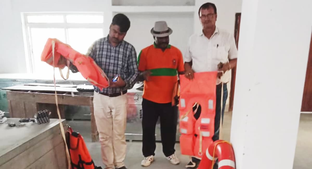 Khagaria: बाढ़ पीड़ितों के लिए रखा गया 62 हजार क्विंटल खाद्यान्न, 61 प्रकार की दवाओं की हुई व्यवस्था