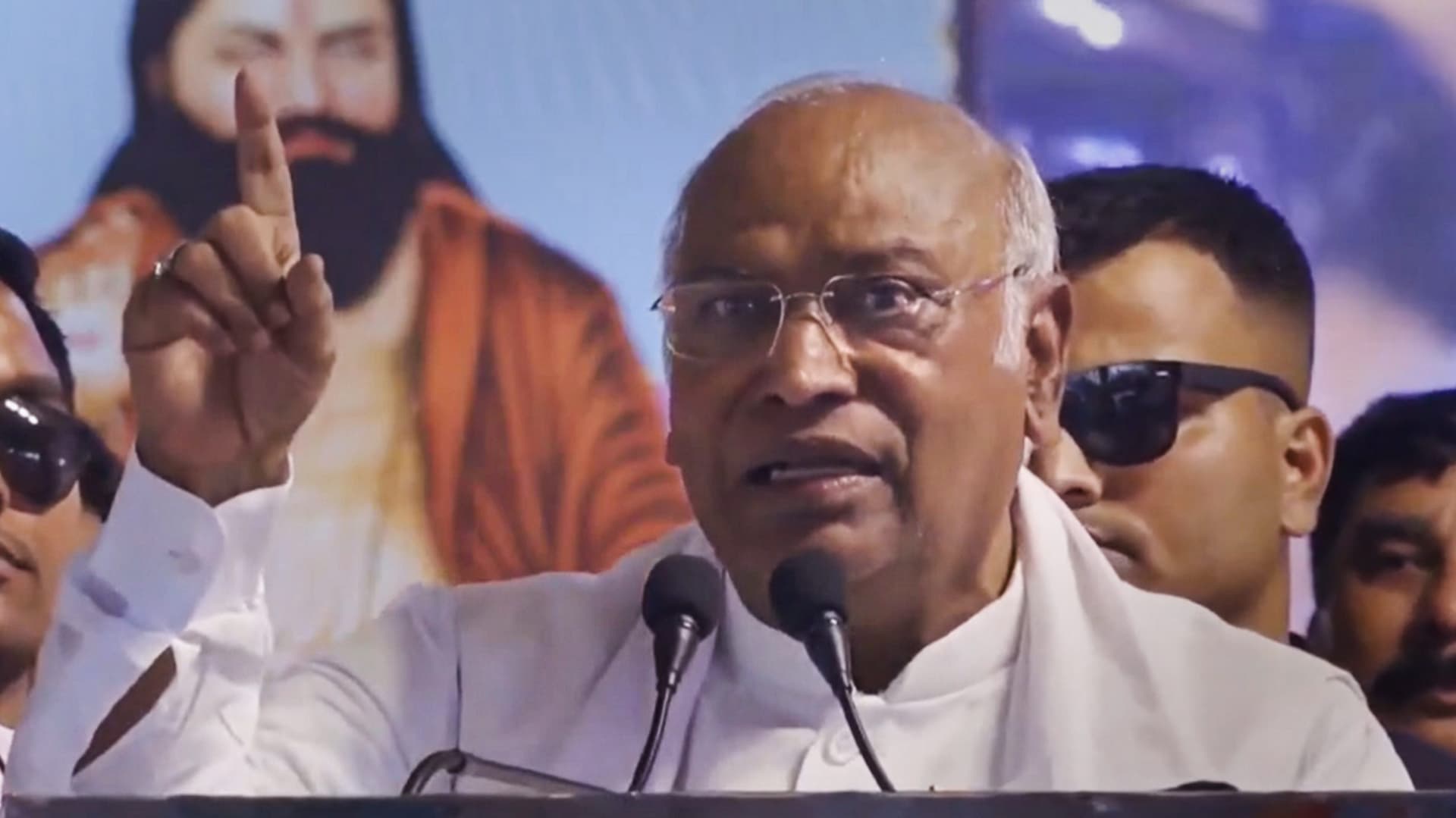 बीजेपी ने हमारे विधायकों को चुराया, मध्य प्रदेश में गरजे मल्लिकार्जुन खरगे
