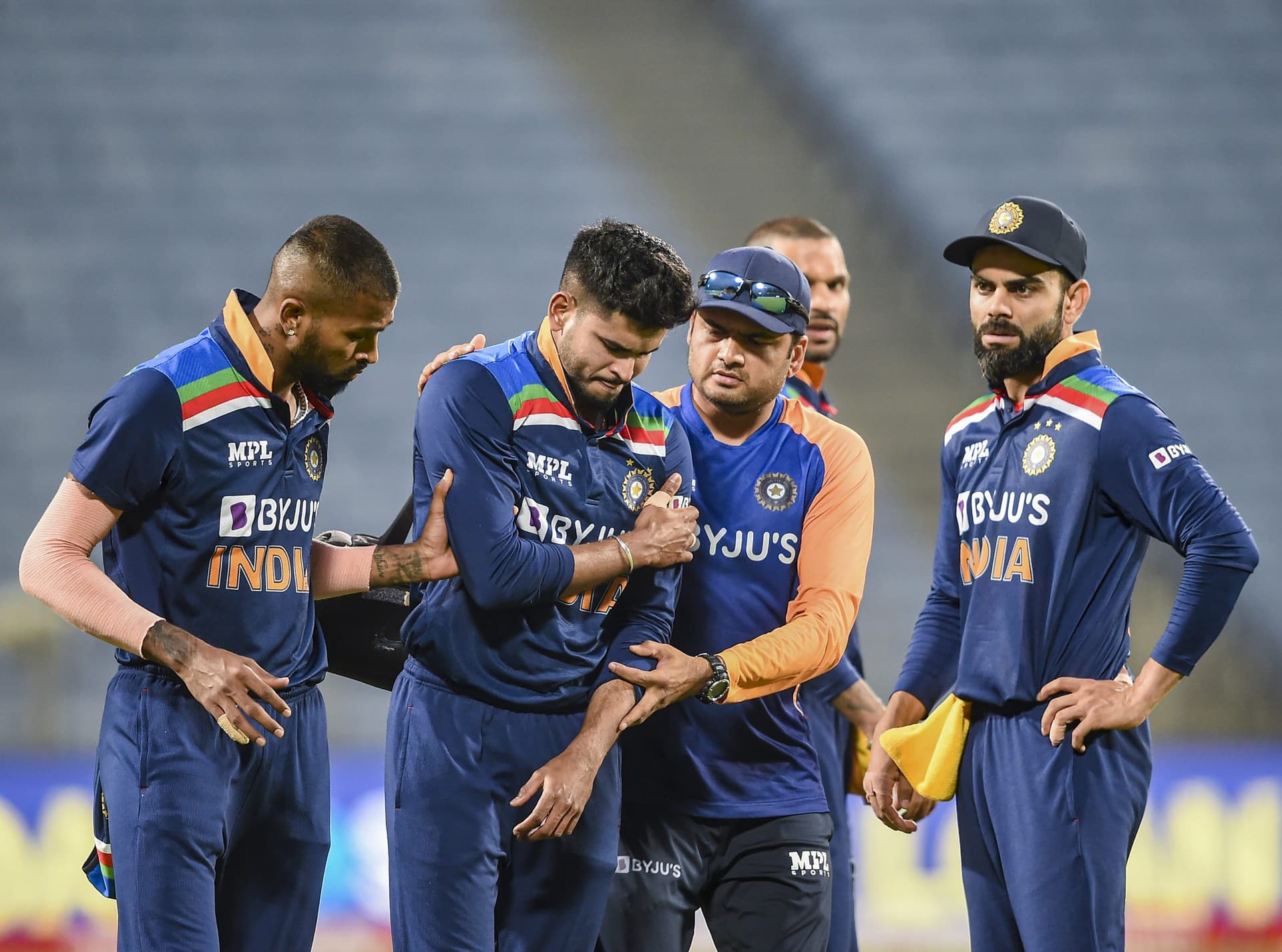 IPL 2021: आईपीएल नहीं खेल पायेंगे श्रेयस अय्यर! इंग्लैंड के खिलाफ वनडे में खिसकी बाएं कंधे की हड्डी
