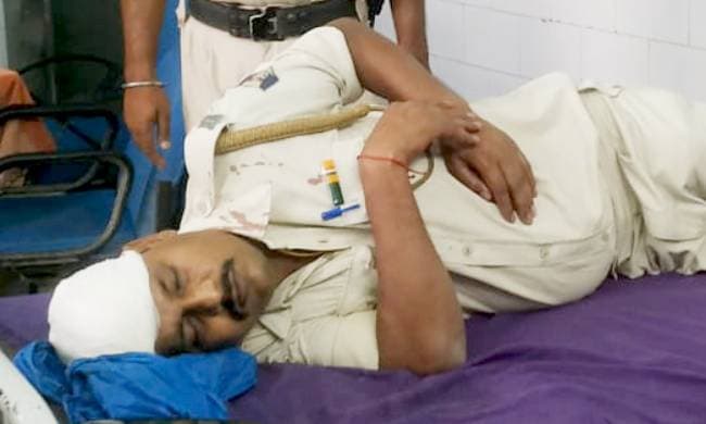 बिहार पुलिस पर हमले को लेकर एकजुट हुए पुलिस संगठन, कहा- NSA में हो कार्रवाई, गुंडा रजिस्टर में दर्ज हों नाम बिहार पुलिस पर हमले को लेकर एकजुट हुए पुलिस संगठन, कहा- NSA में हो कार्रवाई, गुंडा रजिस्टर में दर्ज हों नाम