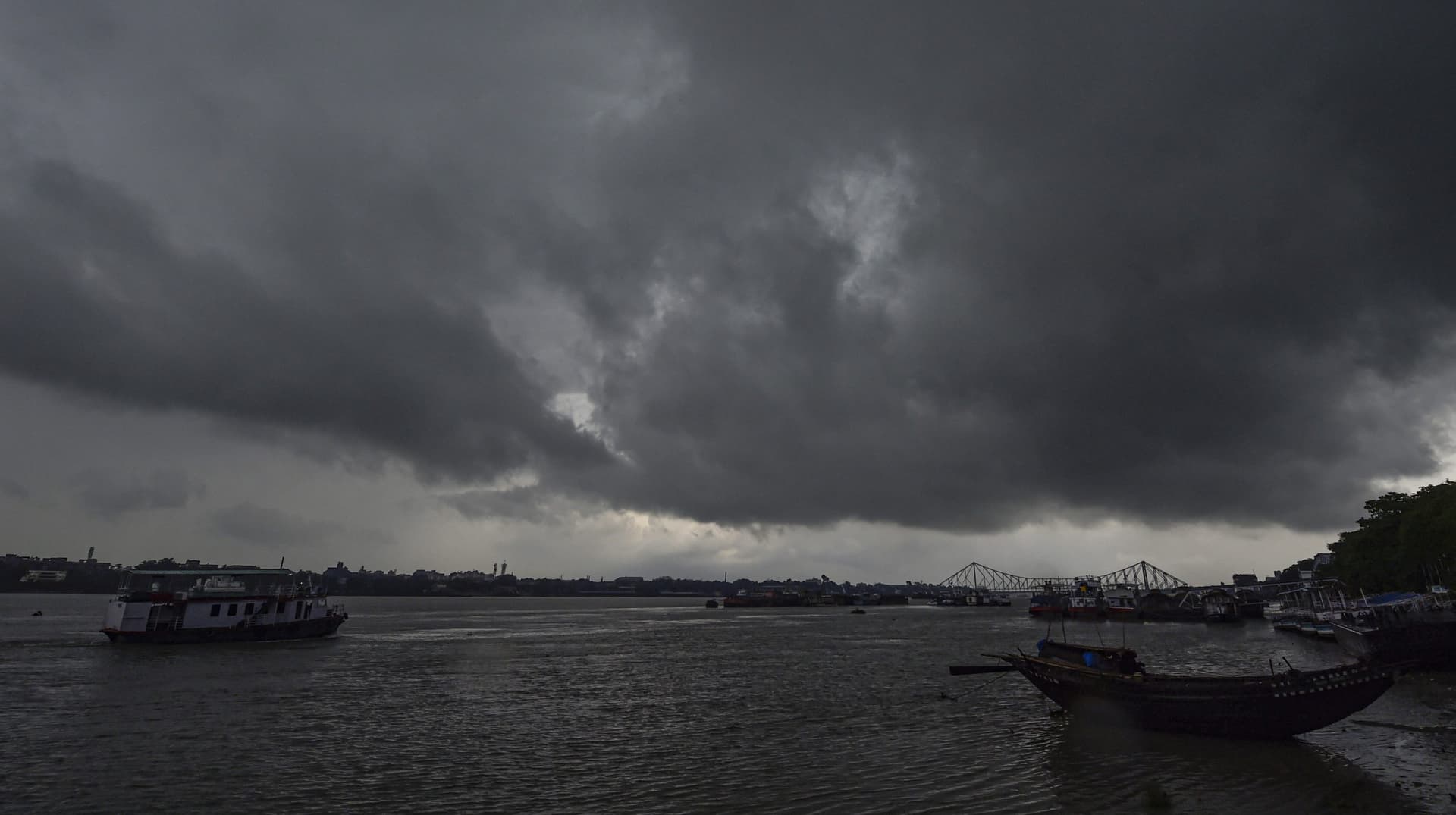 Cyclone Yaas Updates : डीप डिप्रेशन में बदला यास, तेजी से बढ़ रहा बंगाल और ओडिशा के तटीय इलाके की ओर, 150-180 किलोमीटर प्रति घंटे की रफ्तार से चलेंगी हवाएं