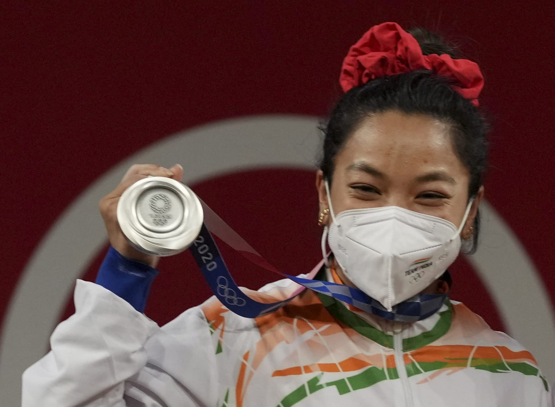 Tokyo Olympics में मीराबाई चानू ने देश को दिलाया पहला पदक, 21 साल का इंतजार खत्म, खुशी से झूमा पूरा देश