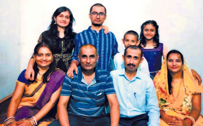 …और पिता-पुत्र फोन पर ही फफक कर रोने लगे, आंख मूंद बैठ गयीं शुभम की मां