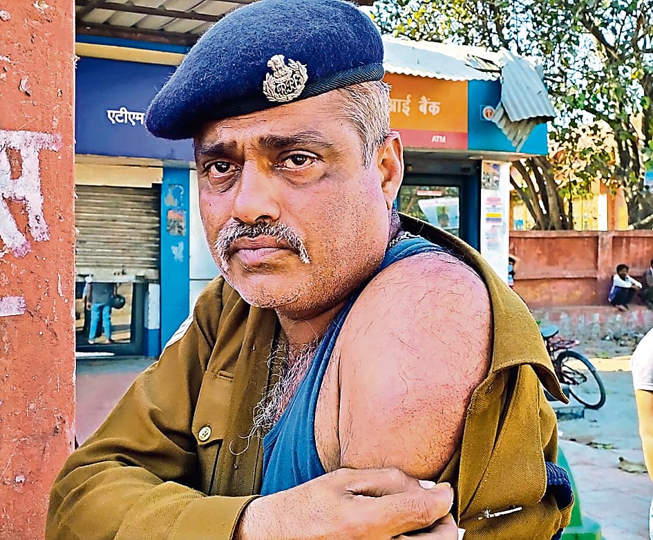 बेगूसराय में ऑनड्यूटी RPF हेड कांस्टेबल को ट्रैफिक सब इंस्पेक्टर ने लाठी-डंडे से पीटा, रो रोकर बताई पूरी दास्तां