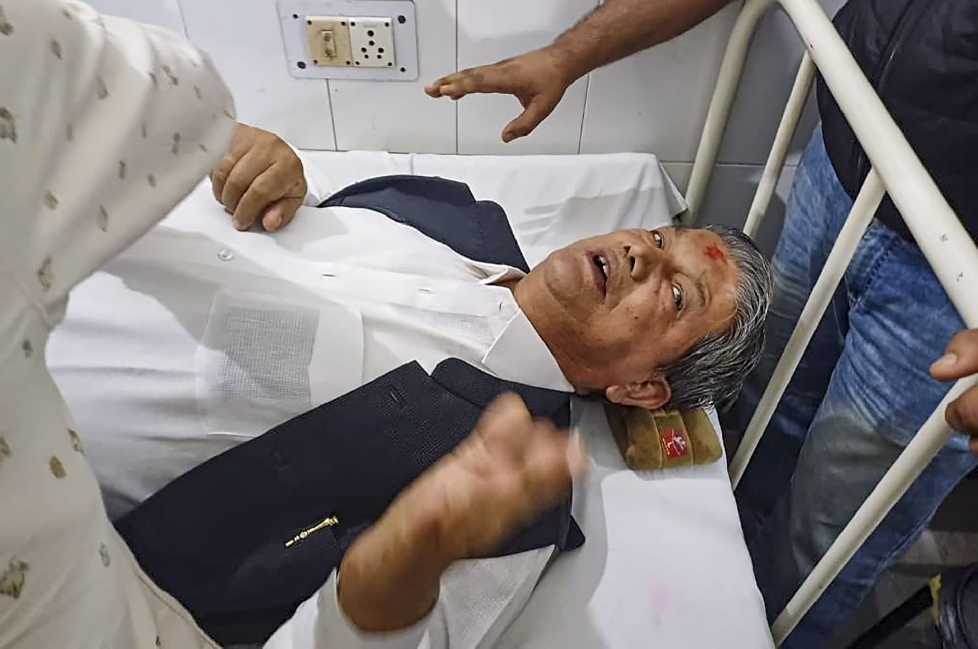 हादसे के शिकार हुए उत्तराखंड के पूर्व सीएम हरीश रावत, डिवाइडर से टकराई कार, जानिए कैसी है हालत