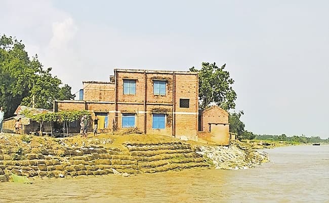 Bihar Flood News: कटाव के कारण कटिहार में सरकारी स्कूल के अस्तित्व पर खतरा, कभी भी हो सकता है ध्वस्त