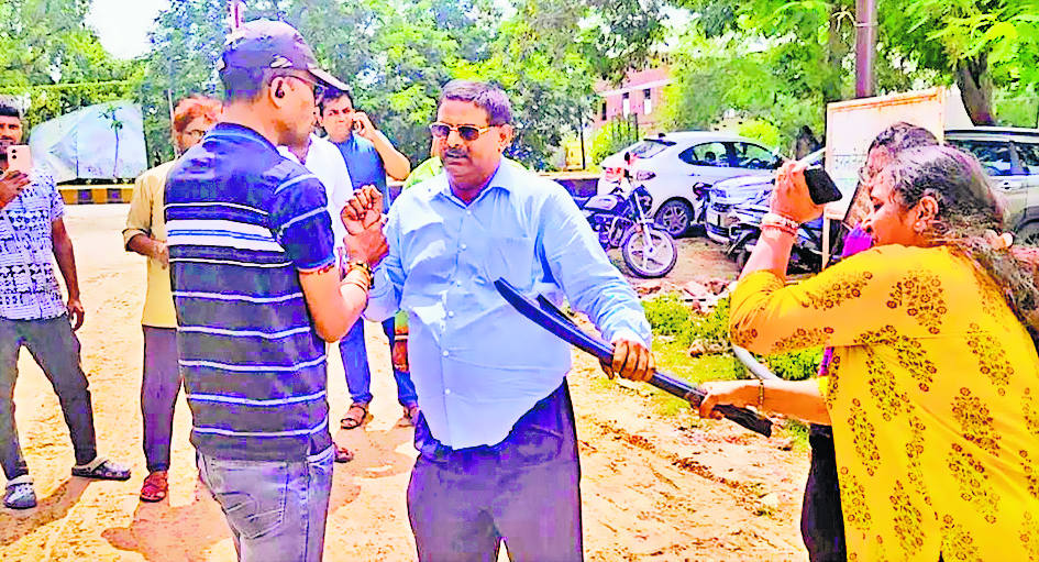 औरंगाबाद में पत्नी ने ऑफिस में घुसकर इंजीनियर को चप्पलों से पीटा, बाहर लाठी-डंडों से धुना, जानें पूरा मामला