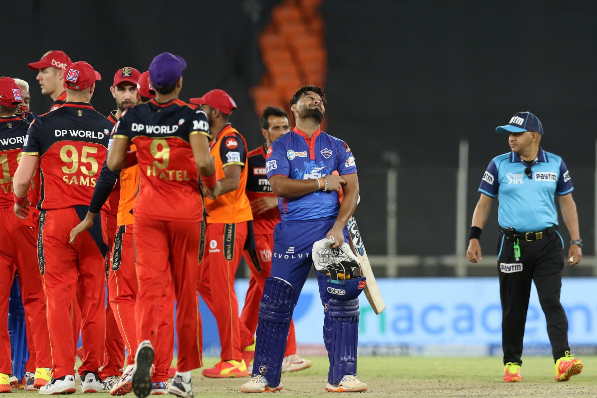 VIVO IPL 2021 DC vs RCB : रोमांचक मुकाबले में आरसीबी ने दिल्ली को 1 रन से हराया, पंत और हेटमायर का अर्धशतक बेकार
